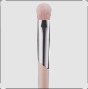 FENTY BEAUTY by Rihanna Plush Eyeshadow Brush 240
